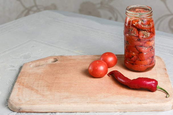Tomaatit paistettu potin
 - Valokuva, kuva