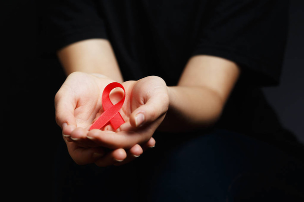 Fita de Aids a mãos, hiv
 - Foto, Imagem