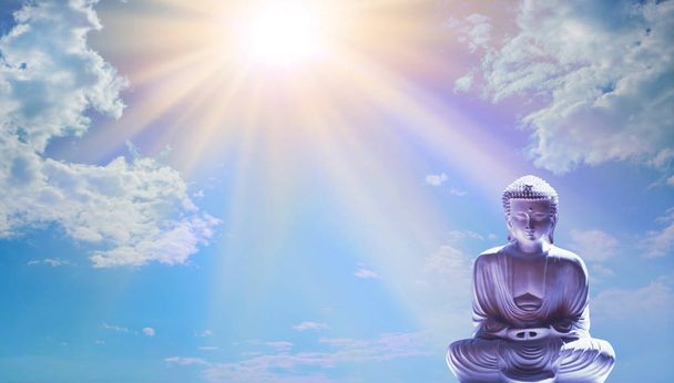 Ota aikaa ulos nauttimaan luonnon kauneudesta Buddha Lotus asema vastaan kaunis kultainen aurinko säteilee alas ja sininen taivas kopioi tilaa
 - Valokuva, kuva