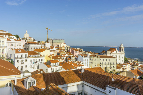 Οριζόντια προβολή της ιστορικής Alfama στη Λισαβόνα, Πορτογαλία - Φωτογραφία, εικόνα
