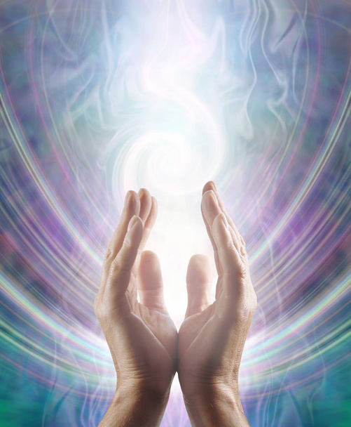 Sensing Spiralling Healing Energy - miesten kädet ulottuu ylös ja aistii eteerinen spiraalimainen valkoinen valo virtaa energiamuoto kopioi tilaa
  - Valokuva, kuva