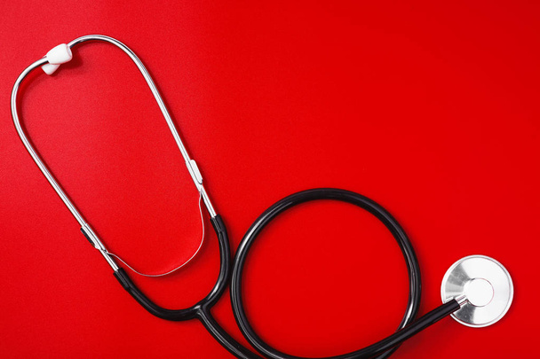 Stetoskop na červeném stole, koncept medicíny - Fotografie, Obrázek