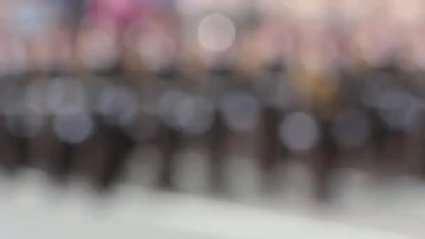 Αφηρημένη σφαιρικό διαθλαστικό σφάλμα εμφάνισε στρατιώτες παρελαύνουν στην πλατεία - Πλάνα, βίντεο