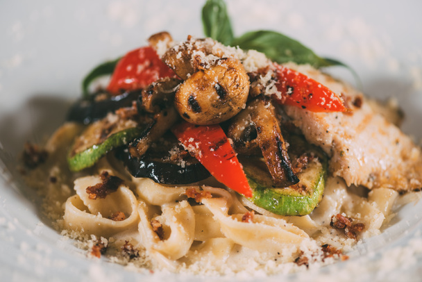 gastronomische vegetarische pasta met gegrilde groenten en Parmezaanse kaas   - Foto, afbeelding