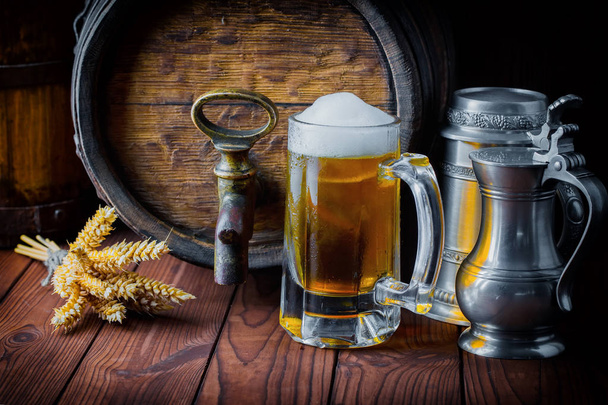 Kevyt vaahto olut lasissa vanhalla taustalla
 - Valokuva, kuva