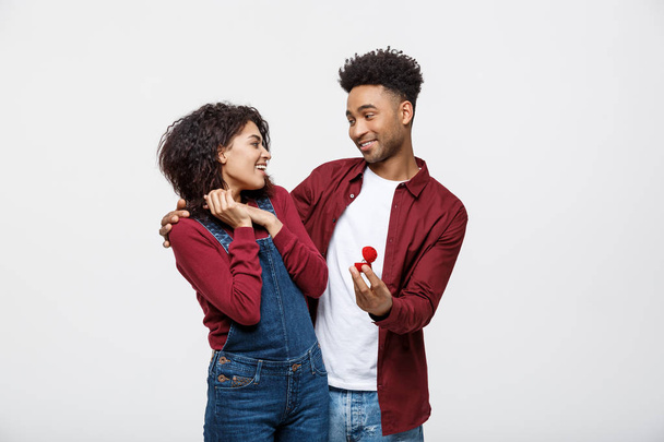 Mladý pohledný muž afroamerické překvapivě žádat její přítelkyně návrh - Fotografie, Obrázek