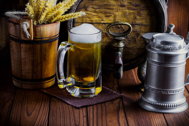 Легкое пенное пиво в стакане на старом фоне
 - Фото, изображение