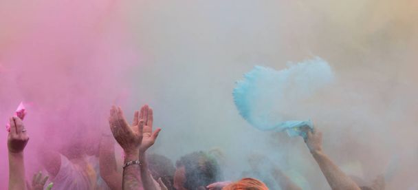 Personas cubiertas con polvo de color
 - Foto, imagen