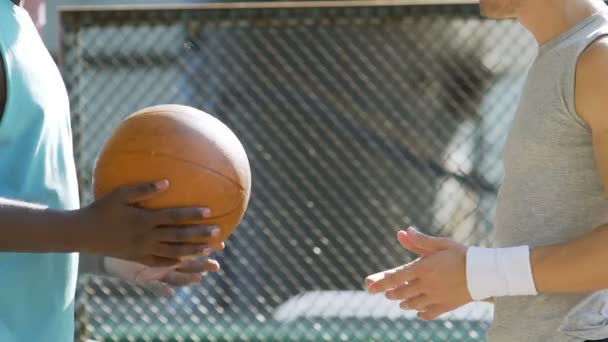 zwei energische Männer diskutieren Basketballspiel-Strategie und Regeln im Training - Filmmaterial, Video
