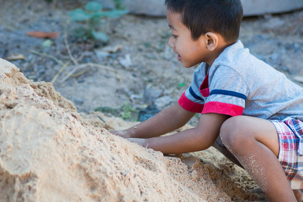 boy playing in the sand - Foto, Bild