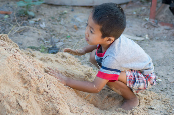 boy playing in the sand - Foto, Bild