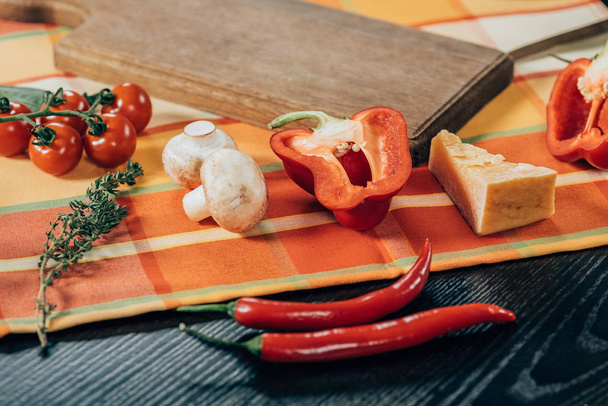 Προβολή με μεγέθυνση από φρέσκα ώριμα λαχανικά και νόστιμο τυρί παρμεζάνα στο τραπέζι - Φωτογραφία, εικόνα