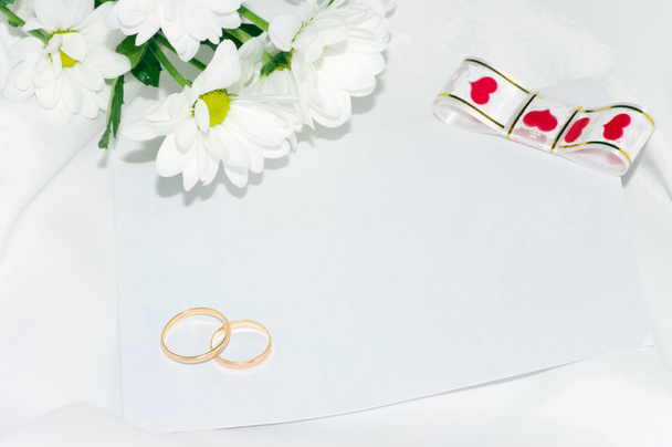 Wedding rings with white flowers. - Zdjęcie, obraz