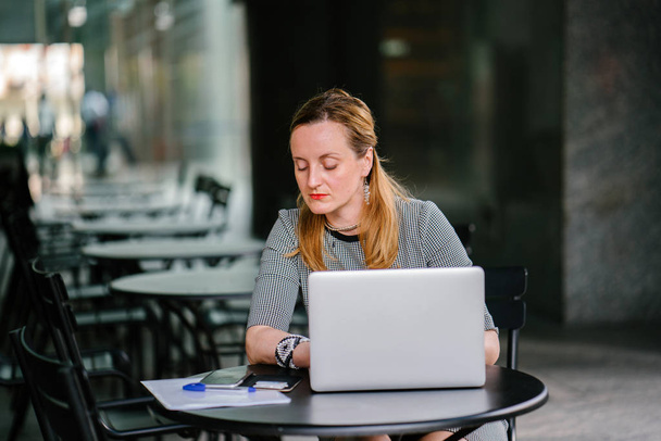 Young business woman with laptop - Φωτογραφία, εικόνα