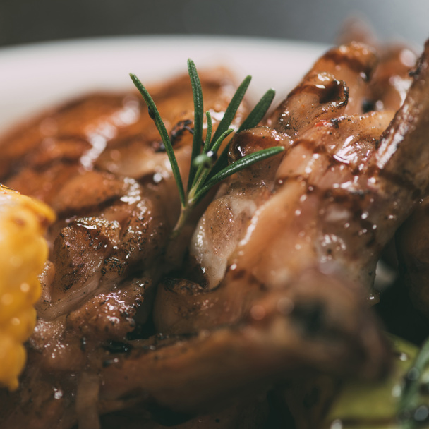 close-up view of delicious grilled chicken with rosemary on plate  - Φωτογραφία, εικόνα