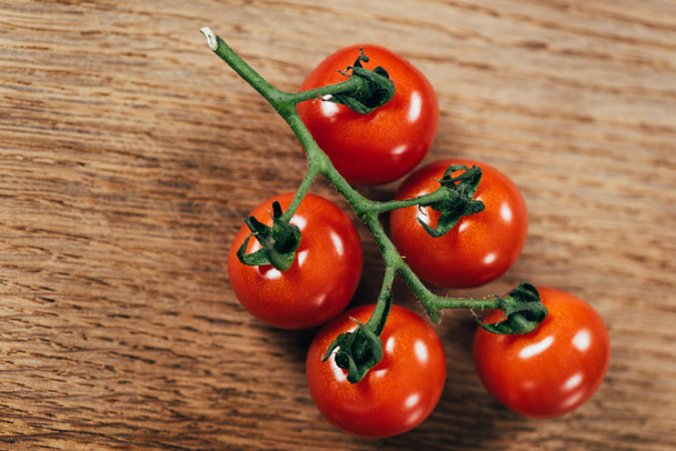 top view of fresh ripe cherry tomatoes on wooden table - Foto, afbeelding