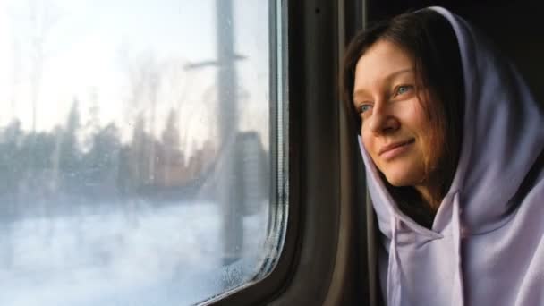 Krásná dívka kavkazské pohledu z okna na západ slunce na vlak, 4k. - Záběry, video