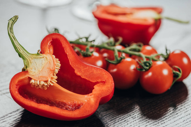 Nahaufnahme von frisch geschnittenen gesunden Paprika und Kirschtomaten auf dem Tisch - Foto, Bild