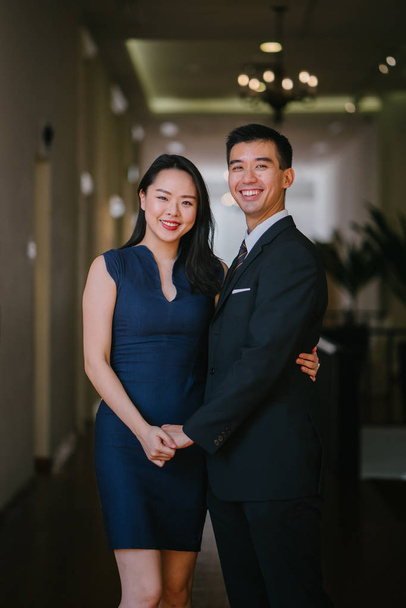  empresários (um chinês asiático homem e mulher) estão tendo uma reunião
 - Foto, Imagem