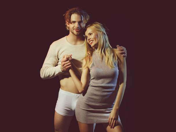 férfi fehérnemű nadrág és boldog szép lány szexi srác - Fotó, kép