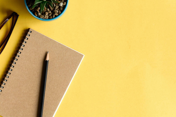 Σημειωματάριο και μολύβι σε κίτρινη επιφάνεια - Φωτογραφία, εικόνα