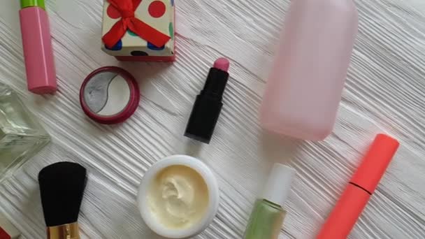 kosmetická taška s dekorativní kosmetikou na bílé dřevěné - Záběry, video