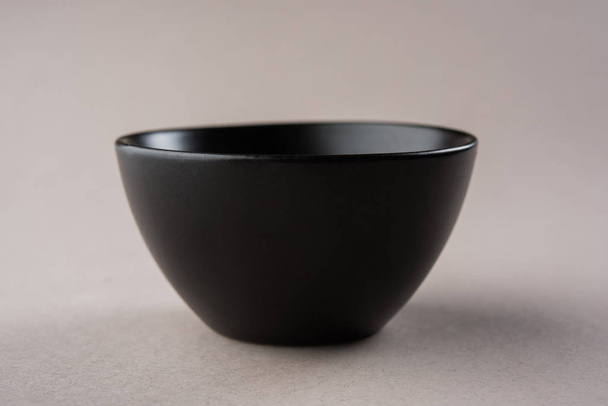 Ciotola vuota in ceramica nera, isolata su sfondo bianco o grigio
 - Foto, immagini