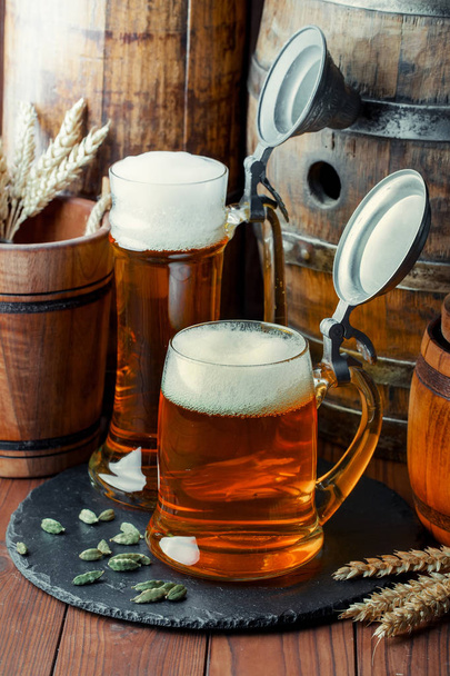 Легкое пенное пиво в стакане на старом фоне
 - Фото, изображение