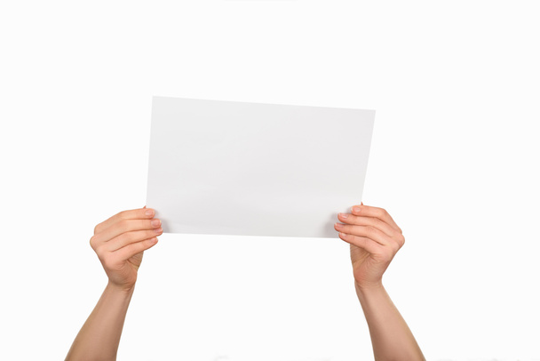 Imagen recortada de una mujer sosteniendo papel vacío aislado sobre blanco
 - Foto, imagen