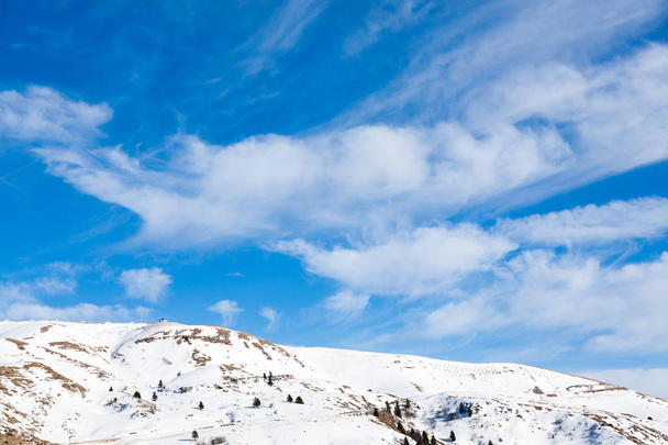 Winterlandschaft aus den italienischen Alpen, blauer Himmel - Foto, Bild