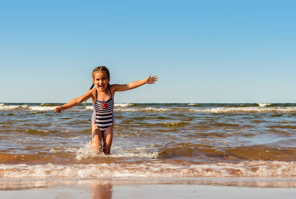 Mała dziewczynka gra na plaży Brackley - Zdjęcie, obraz