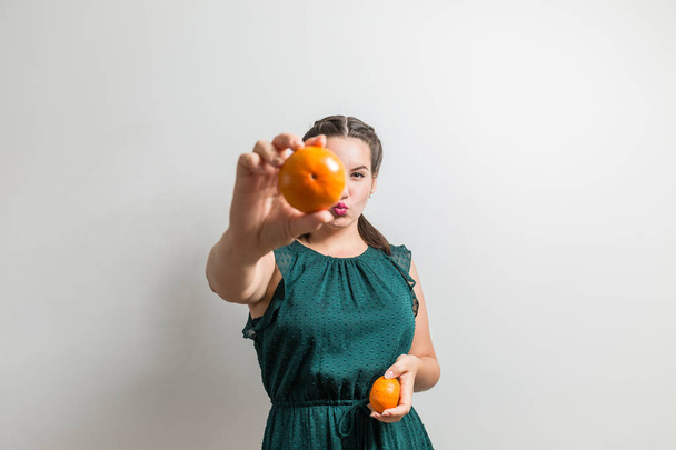 Hűvös lány ruha húzódik narancs felé kamera - Fotó, kép