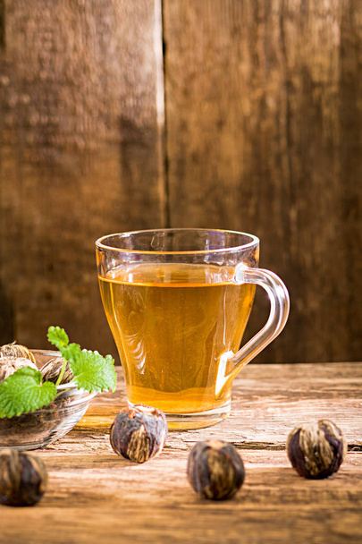 Tea ball tè verde su sfondo blu di legno
 - Foto, immagini