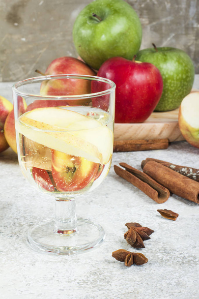 Φρέσκο βιολογικό χυμό μήλου φθινόπωρο με μπαχαρικά - Φωτογραφία, εικόνα