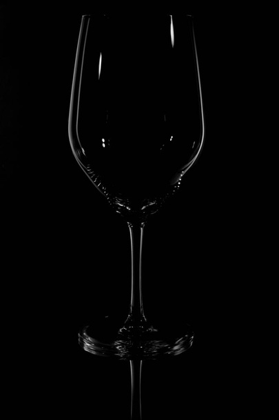 Copo de vinho isolado em preto
 - Foto, Imagem