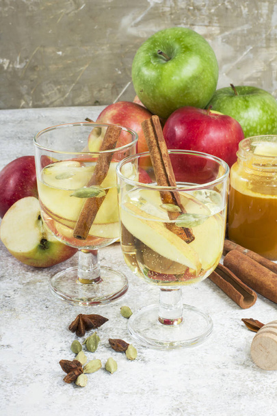 Čerstvé bio podzimní jablečný džus s kořením a medem - Fotografie, Obrázek