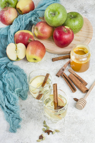 Φρέσκο βιολογικό χυμό μήλου φθινόπωρο με μπαχαρικά και μέλι - Φωτογραφία, εικόνα