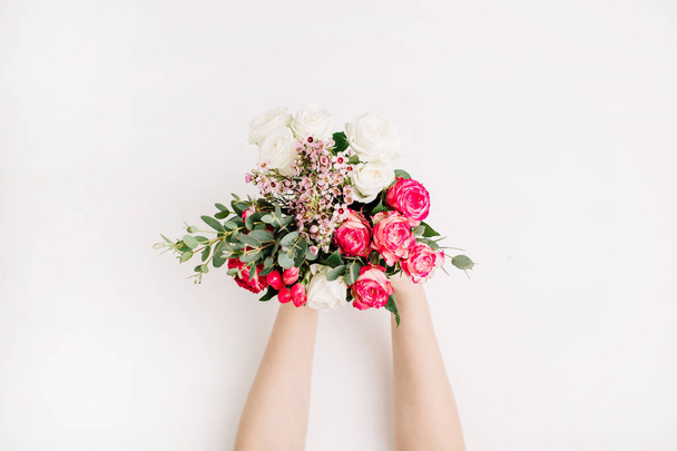 Mãos femininas segurar buquê de flores nupciais com rosas, ramo de eucalipto, flores silvestres. Flat lay, vista superior do casamento fundo
. - Foto, Imagem