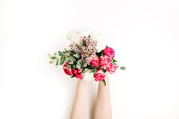 白い背景のバラ、ユーカリ支店、野の花の結婚式の花の花束を持って女性の手。フラット横たわっていた、トップ ビュー ブライダル コンセプト. - 写真・画像