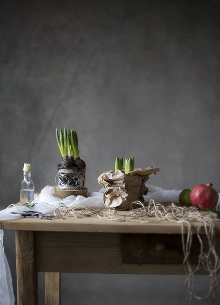 Υάκινθος λουλούδια και ρόδι και μήλο σε ξύλινο τραπέζι - Φωτογραφία, εικόνα