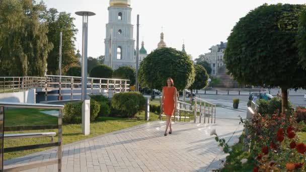 Volwassen Kaukasische vrouw wandeling in het park - Video