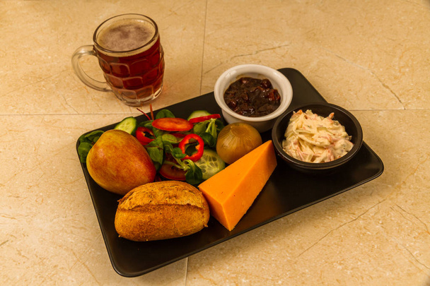 Almoço de lavrador com queijo leicester vermelho e meia cerveja de E
 - Foto, Imagem