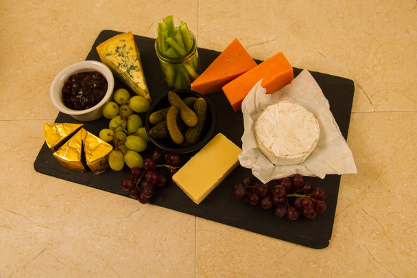 Grande prato de tabuleiro de queijo compartilhado
 - Foto, Imagem