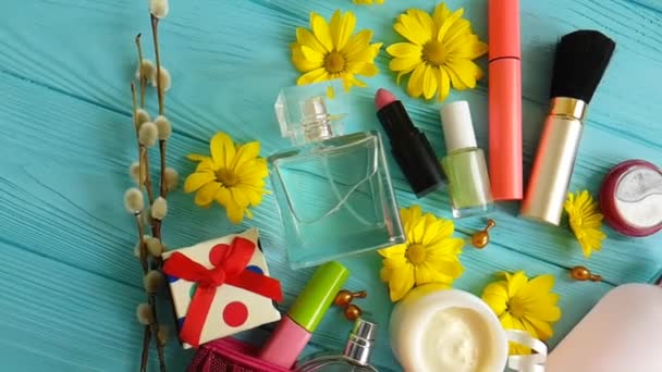 Kosmetiktasche mit dekorativer Kosmetik auf blauem Holz - Filmmaterial, Video