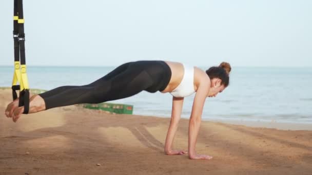 Meisje doet sporten op het strand - Video