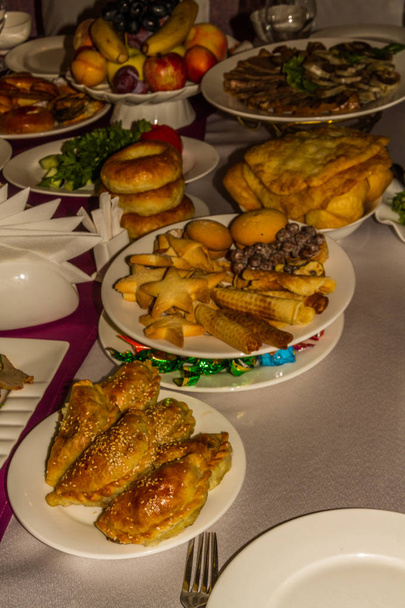 Auswahl an Speisen für eine Feier, Zentralasien - Foto, Bild