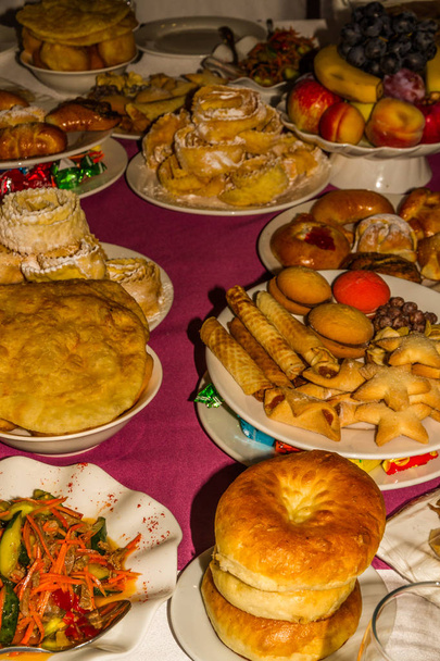 Selectie van voedingsmiddelen voor een feest, Centraal-Azië - Foto, afbeelding