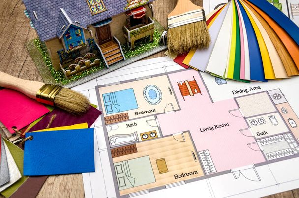 Hausplan mit Werkzeugen und Farbmustern - Foto, Bild