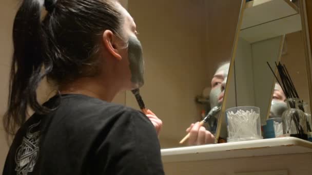 Tyttö aiheuttaa Clay naamio kasvot
 - Materiaali, video