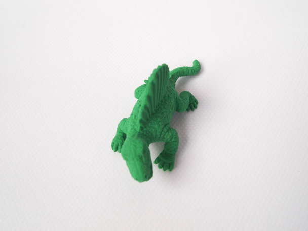 Modello di dinosauro spinosauro realizzato in gomma verde isolata su sfondo bianco
. - Foto, immagini